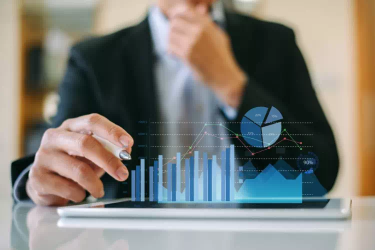 Expert-comptable analysant des données financières