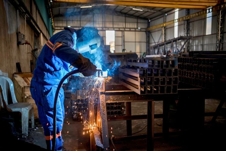 Chaudronnier travaillant le fer dans une usine