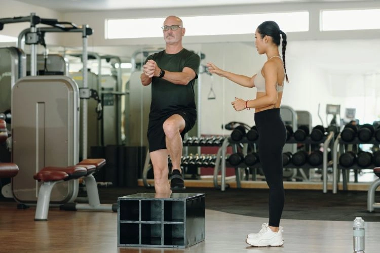 Jeune femme coachant un homme