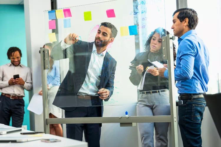 Groupe de personnes en plein travail