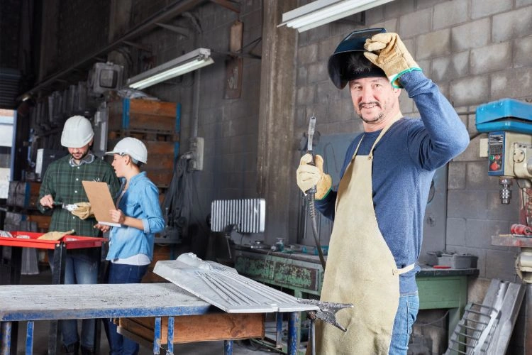 Chaudronnier soudeur dans une usine