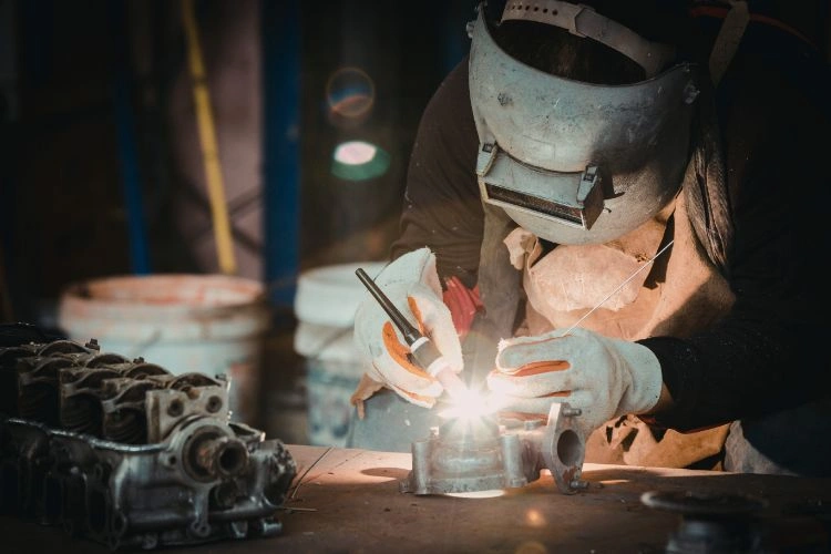 Chaudronnier soudeur en plein travail