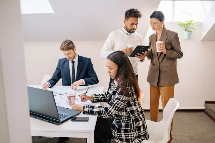 Personnes en plein travail