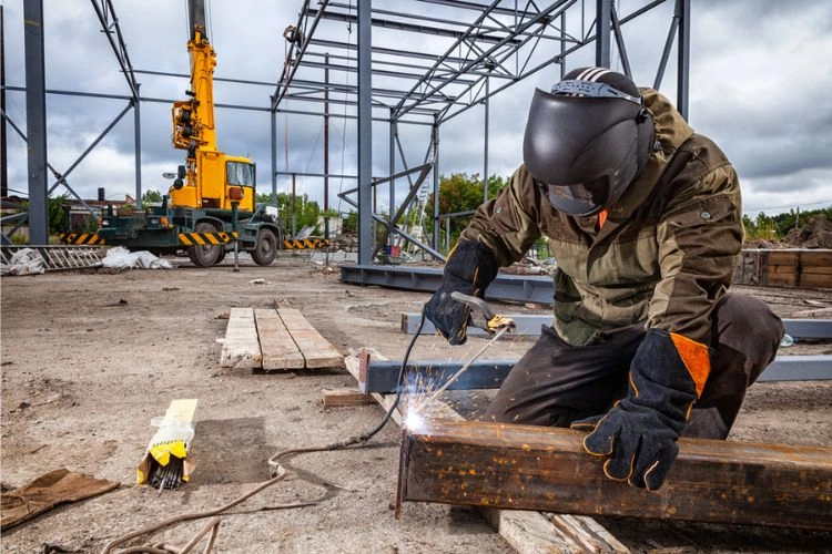 Soudeur sur un chantier naval