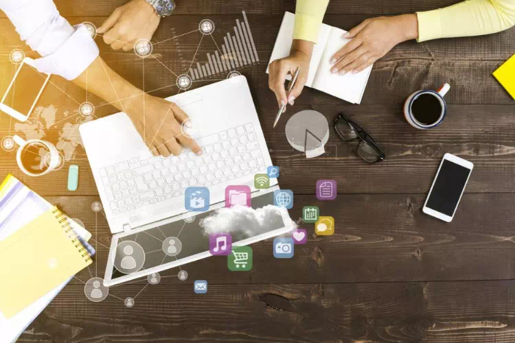 Equipe marketing en plein travail