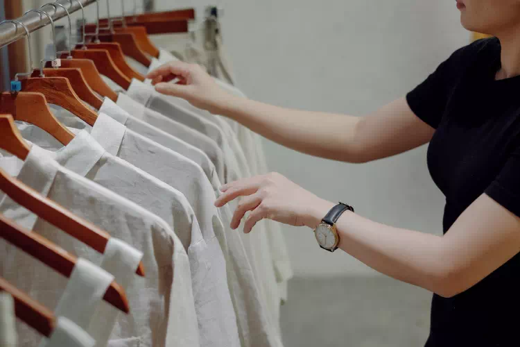 Personne qui choisit sa tenue de travail