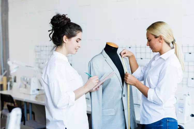 Employées qui confectionnent une tenue de travail
