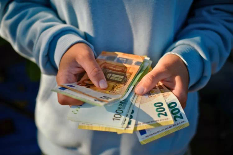 Personne tenant de l'argent liquide dans la main