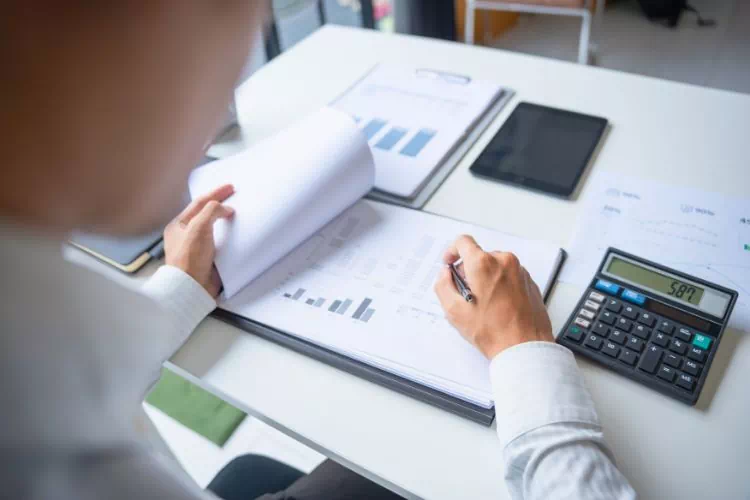 Homme en train de faire une affectation de bénéfice aux réserves