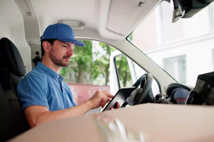 Homme dans son véhicule de service