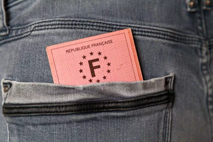Permis de conduire Français dans une poche