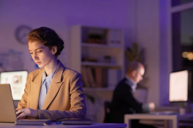 Personne travaillant le soir