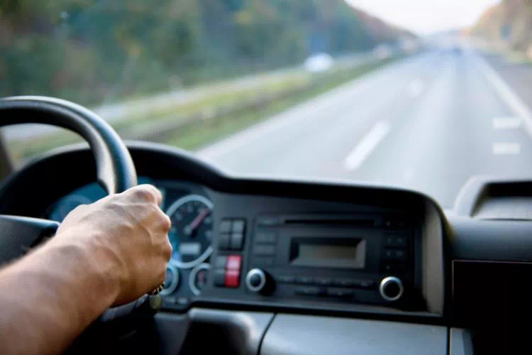Personne au volant d'un poids lourds