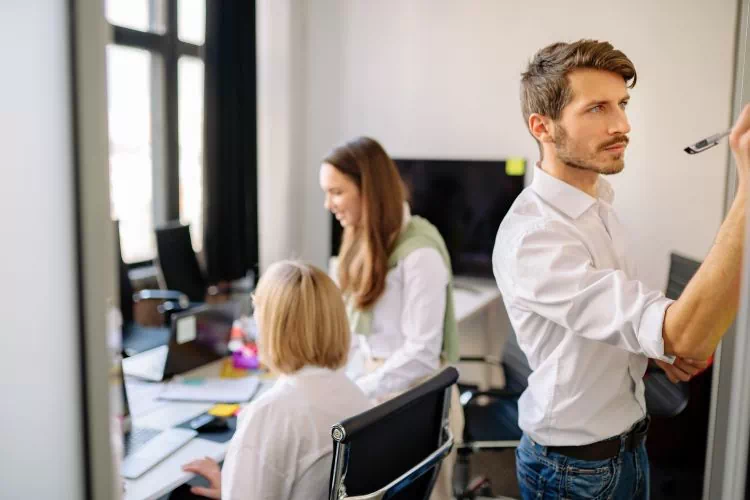 Homme cherchant une problématique
