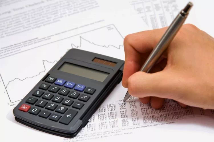 Personne faisant un calcule