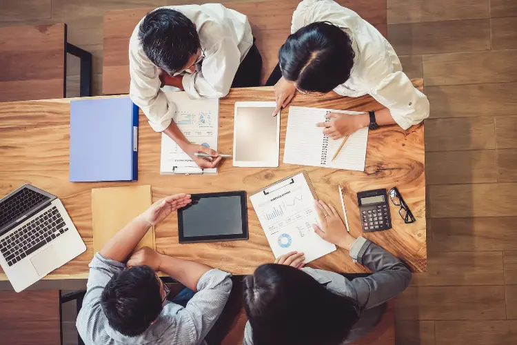 Personnes faisant une audit