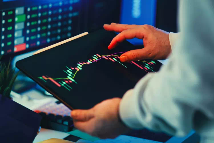 Trader qui fait du trading sur une tablette