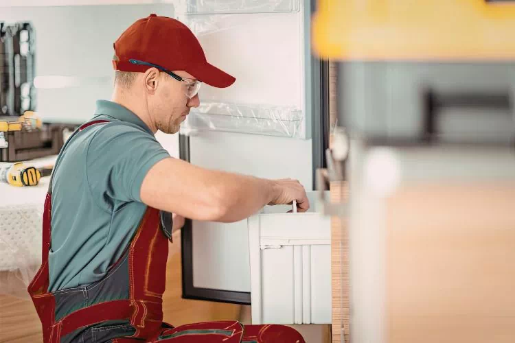 Frigoriste en plein travail