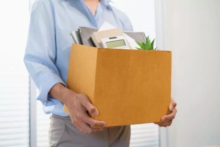 Personne en train de quitter son travail