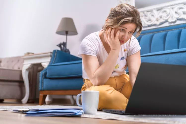Femme devant france travail