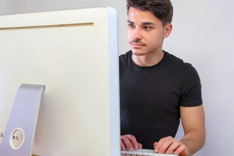 Homme sur France travail
