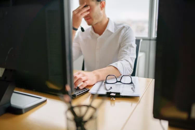 Homme en plein burn-out