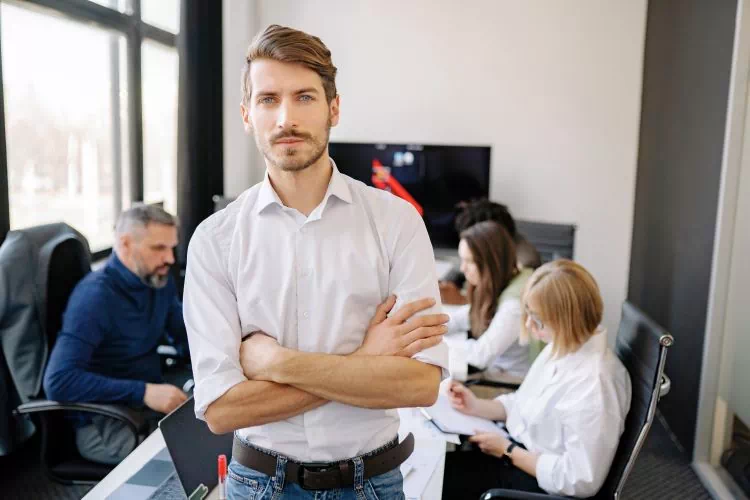 Program Manager en pleine réunion