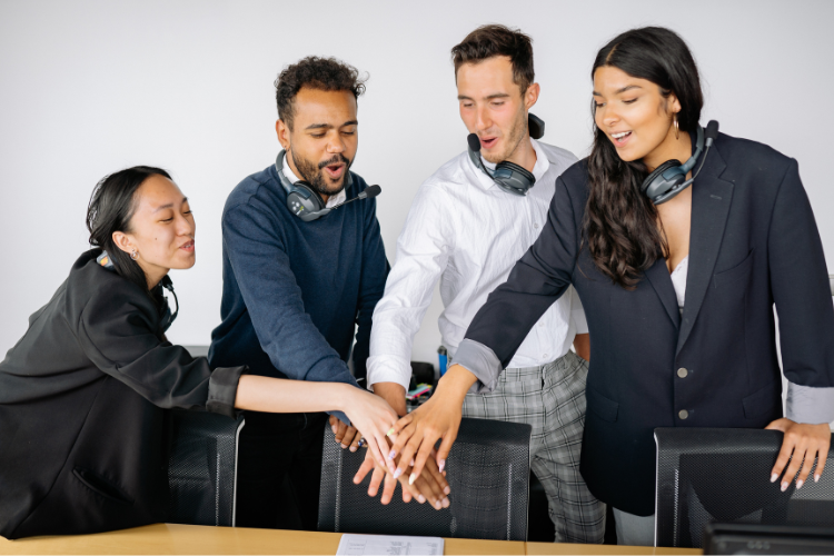Collaborateurs de milieux, cultures et races différentes