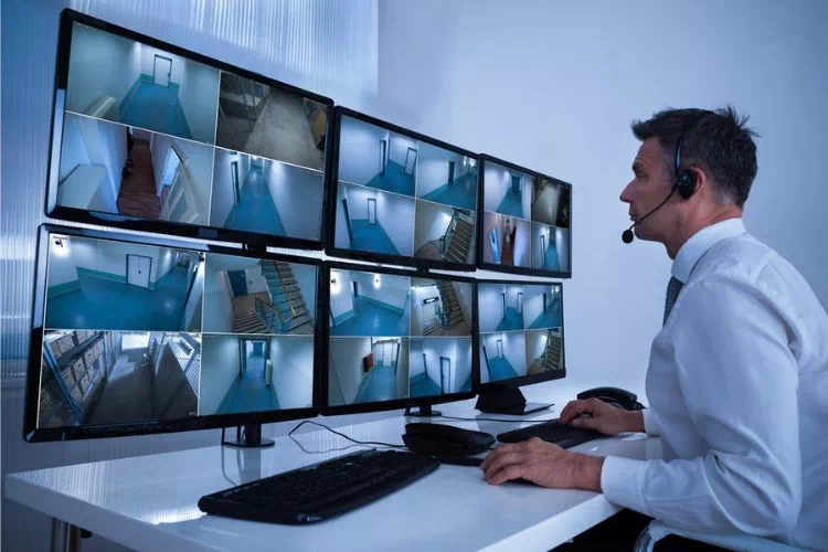 Opérateur de protection vidéo devant des écrans