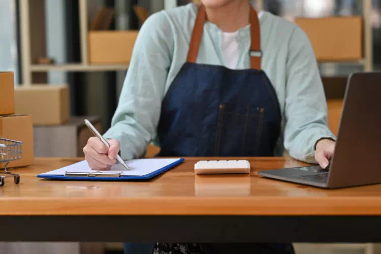 Personne faisant le point de sa trésorerie