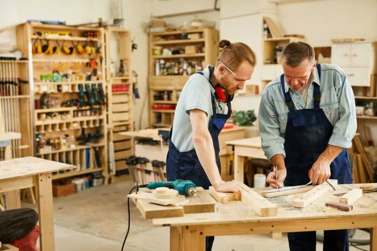 Homme apprenti avec son patron