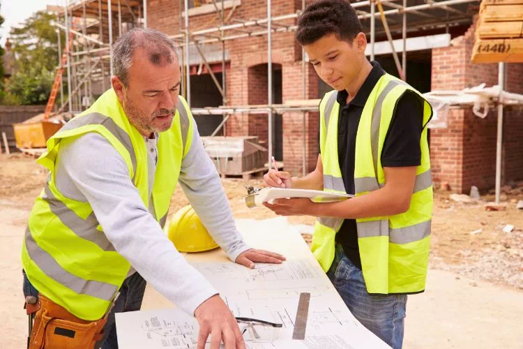 Apprenti sur un chantier de construction