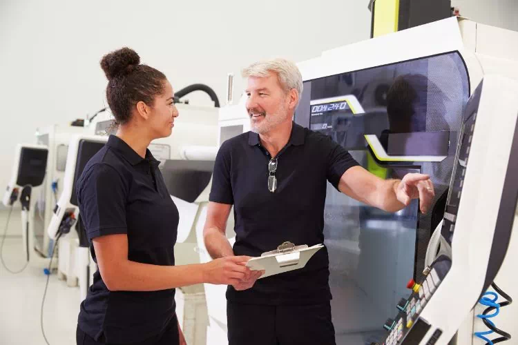 Femme apprenti avec son patron