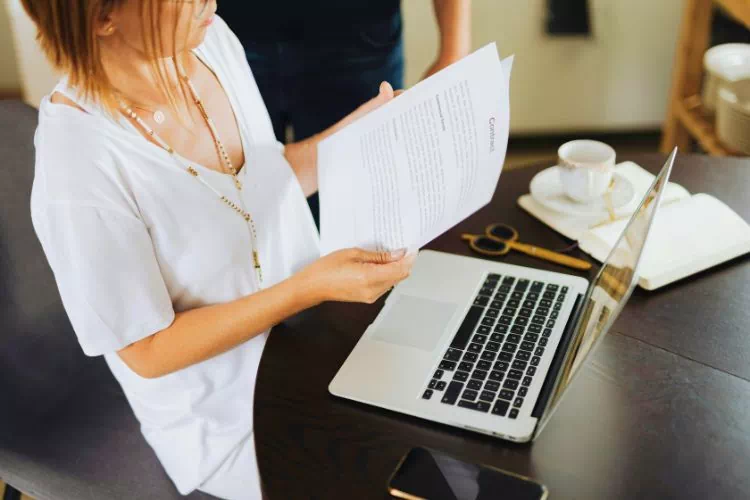 Femme qui cherche son numéro de contrat