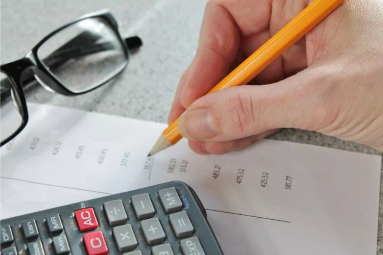 Personne examinant ses relevés bancaires