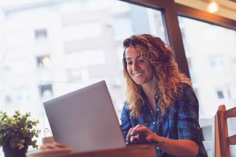 Femme en pleine recherche d'emploi