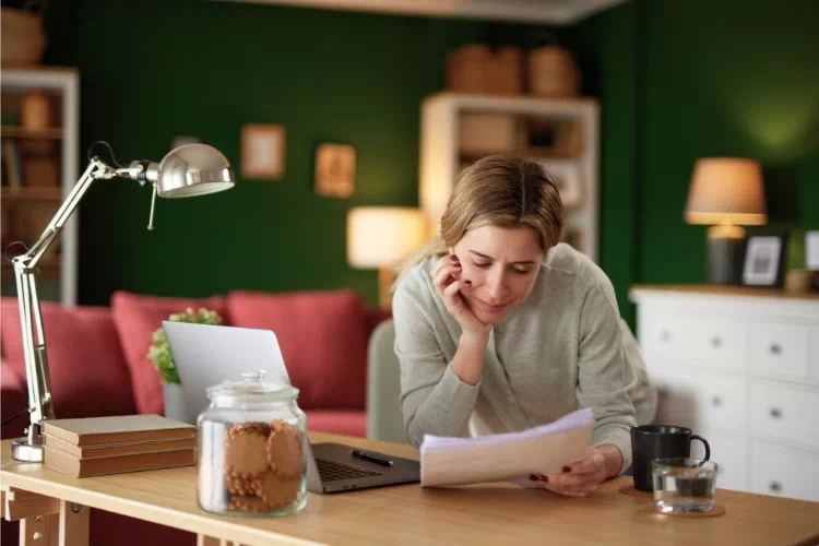 Femme regardant ses relevés bancaire
