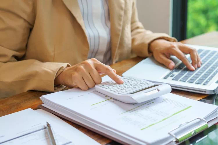 Femme en train des calcules