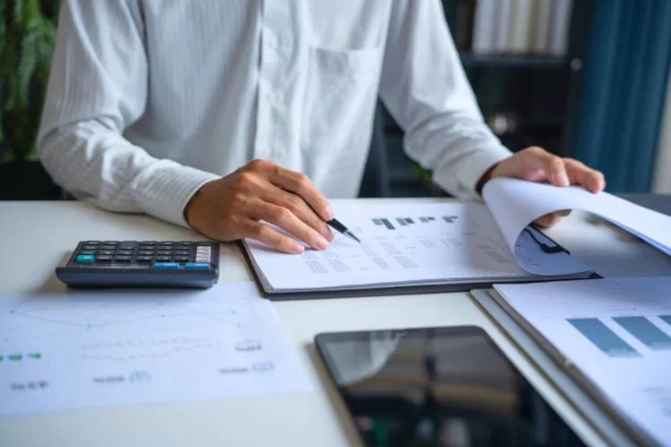 Personne en train d'enregistrer des amendes de stationnement