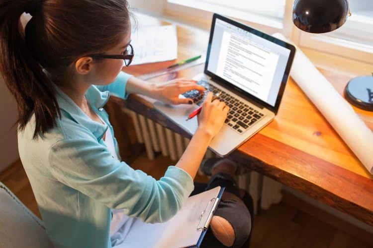 Blogueuse sur son ordinateur