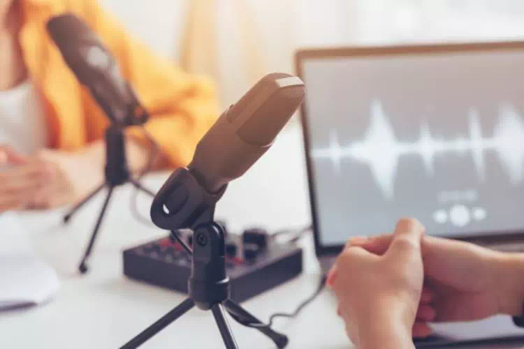 Des personnes en studio pour un podcast