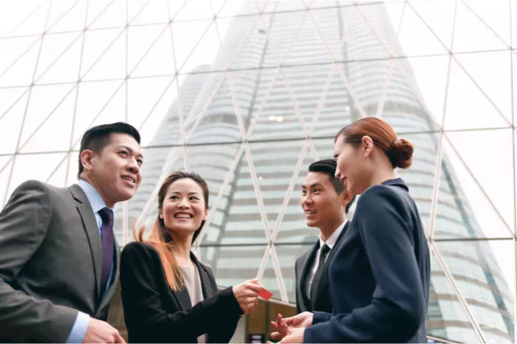 Hommes d'affaires qui discutent