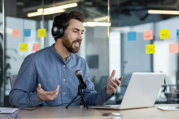 Personne faisant un podcast