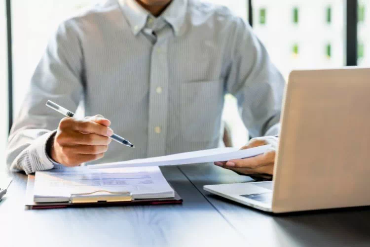 Homme en pleine veille informationnelle