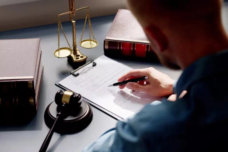 Bâtonnier relisant un contrat