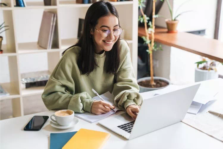 Blogueuse en pleine rédaction