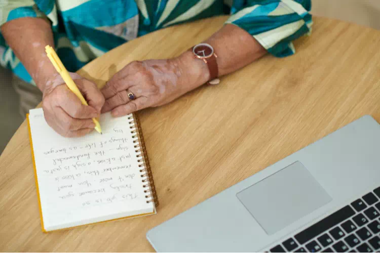 Personne rédigeant une lettre de motivation
