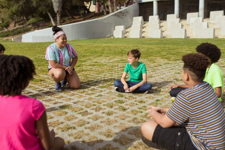 Animatrice Bafa en plein air avec les enfants