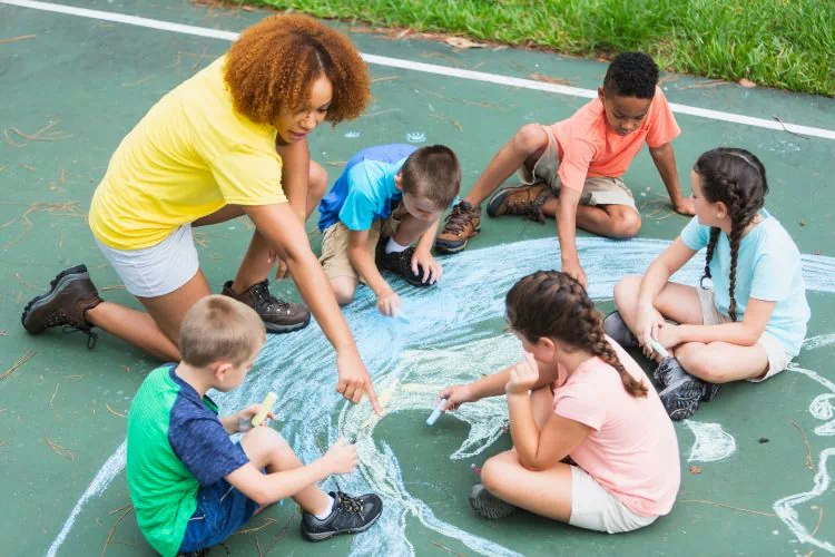 Animatrice BAFA avec les enfants
