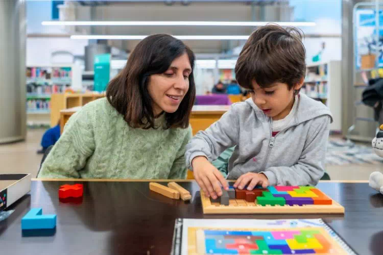 Éducatrice avec un enfants